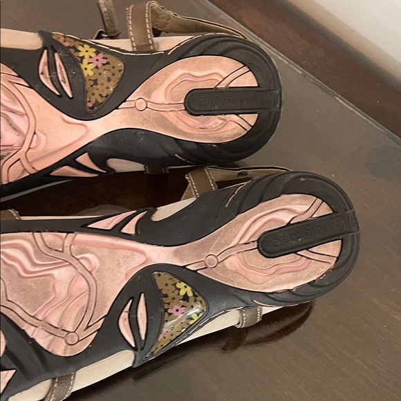 JBU Women's Brown T-Strap Casual Comfort Sandals - Picture 7 of 8